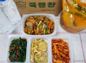 오늘의 반찬 5종세트 (사골부대찌개, 닭다리살볶음, 시금치나물, 콘맛살계란전, 보쌈무김치)