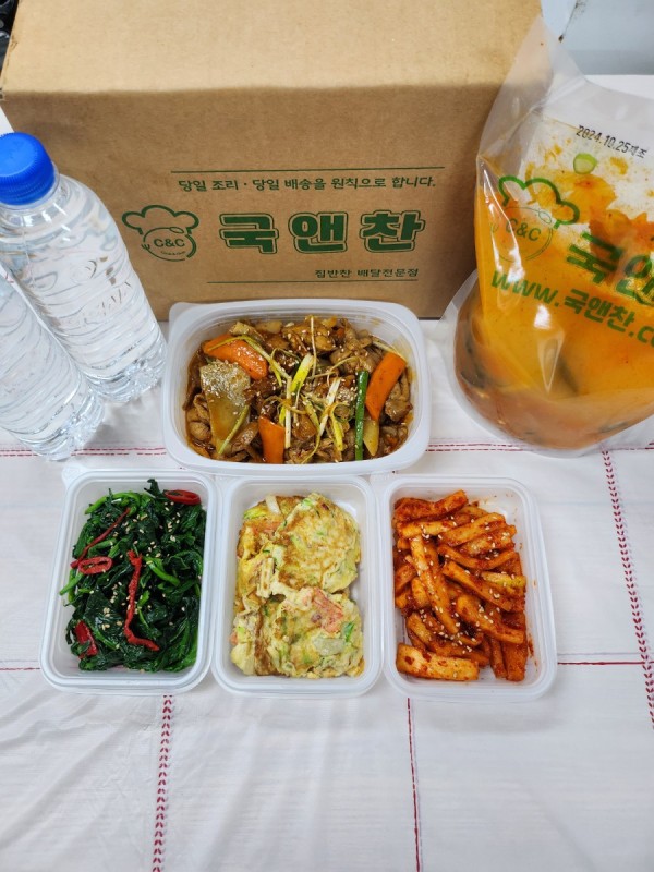 오늘의 반찬 5종세트 (사골부대찌개, 닭다리살볶음, 시금치나물, 콘맛살계란전, 보쌈무김치)